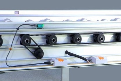 sistema di azionamento e sistema controllato all'interno del telaio del trasportatore a rulli