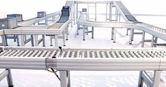 sistema di movimentazione dei materiali, sistema di trasporto, trasportatore a rulli, avancon, applicazione OTU (unità di trasferimento omnidirezionale), sistema di trasporto facile controllato, soluzioni intralogistiche, logistica automatizzata, sistemi di trasporto flessibili, sistemi di movimentazione dei materiali flessibili, sistemi di movimentazione dei materiali ad alte prestazioni,