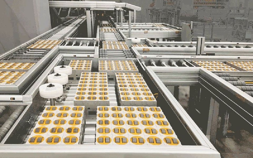 trasportatori di distribuzione in un grande magazzino, logistica di magazzino, logistica integrata, attrezzature di automazione, soluzioni intralogistiche,