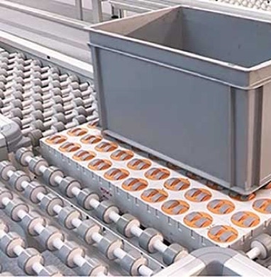 Conveyor cross-table, trasportatore ad attraversamento facile, trasportatore a trasferimento veloce, elemento moderno per gli attraversamenti nei sistemi di trasporto, tecnologia di trasporto di scatole e cartoni